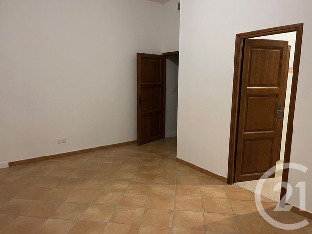 Appartement F3 &agrave; louer - 3 pi&egrave;ces - 136,80 m2 - Sommieres - 30 - LANGUEDOC-ROUSSILLON