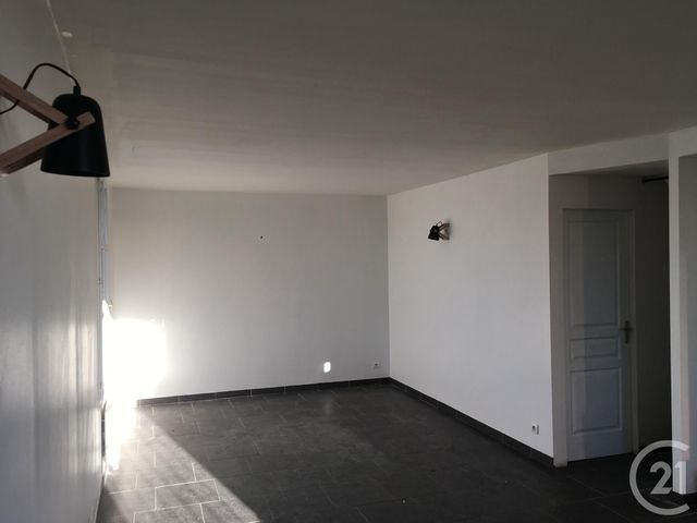 Appartement Duplex &agrave; louer - 3 pi&egrave;ces - 46,90 m2 - Sommieres - 30 - LANGUEDOC-ROUSSILLON