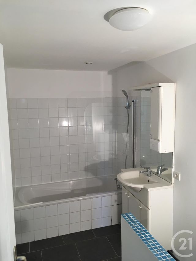 Appartement Duplex &agrave; louer - 3 pi&egrave;ces - 46,90 m2 - Sommieres - 30 - LANGUEDOC-ROUSSILLON