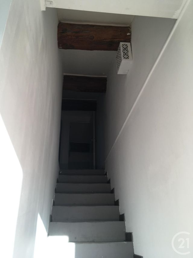 Appartement Duplex &agrave; louer - 3 pi&egrave;ces - 46,90 m2 - Sommieres - 30 - LANGUEDOC-ROUSSILLON