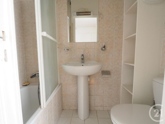 Appartement F2 &agrave; louer - 2 pi&egrave;ces - 38 m2 - Paris - 75018 - ILE-DE-FRANCE