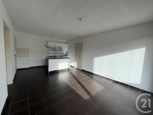 Appartement &agrave; louer - 3 pi&egrave;ces - 54,08 m2 - Cuers - 83 - PROVENCE-ALPES-COTE-D-AZUR