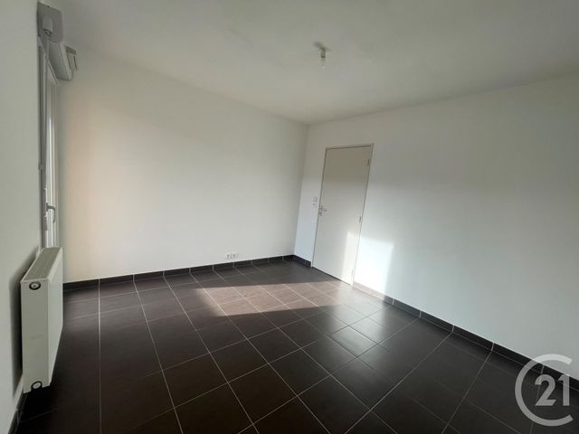 Appartement &agrave; louer - 3 pi&egrave;ces - 54,08 m2 - Cuers - 83 - PROVENCE-ALPES-COTE-D-AZUR