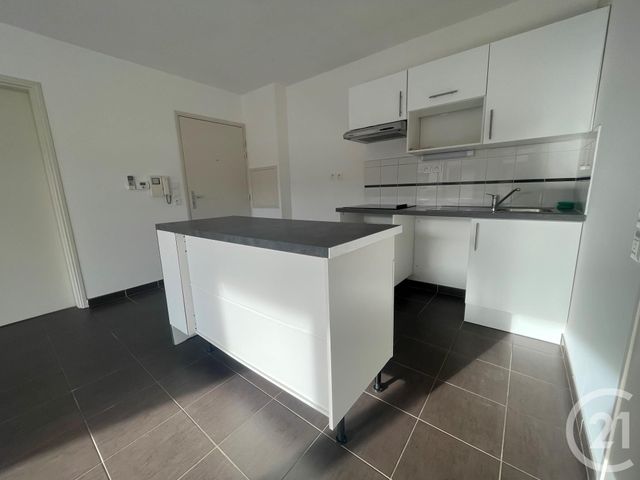 Appartement &agrave; louer - 3 pi&egrave;ces - 54,08 m2 - Cuers - 83 - PROVENCE-ALPES-COTE-D-AZUR