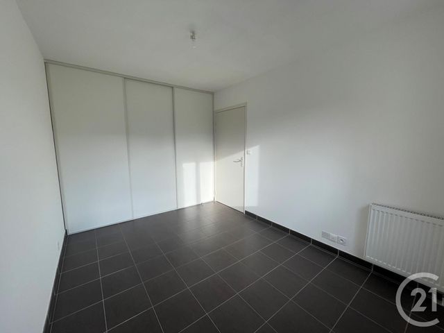 Appartement &agrave; louer - 3 pi&egrave;ces - 54,08 m2 - Cuers - 83 - PROVENCE-ALPES-COTE-D-AZUR