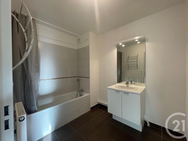 Appartement &agrave; louer - 3 pi&egrave;ces - 54,08 m2 - Cuers - 83 - PROVENCE-ALPES-COTE-D-AZUR