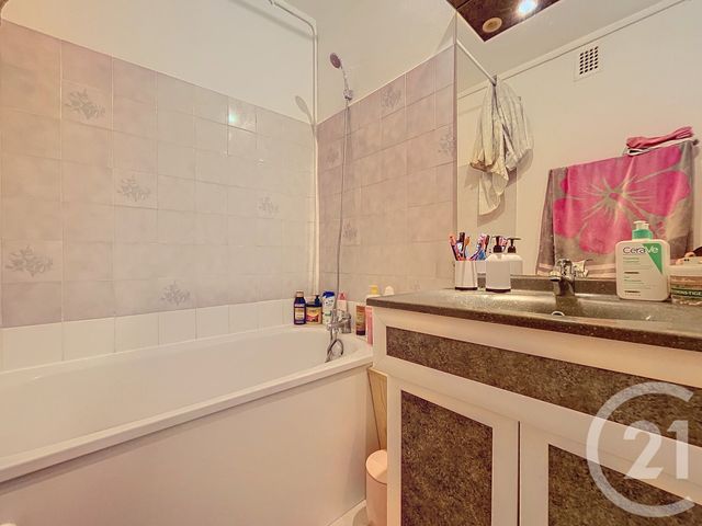 Appartement T4 à louer - 4 pièces - 63,48 m2 - Bagnols Sur Ceze - 30 - LANGUEDOC-ROUSSILLON