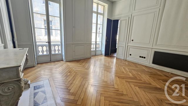 Appartement F4 &agrave; louer - 3 pi&egrave;ces - 107 m2 - Besancon - 25 - FRANCHE-COMTE