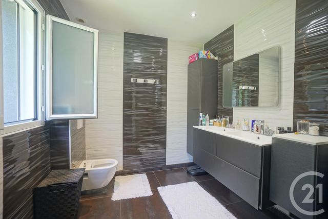 Maison &agrave; louer - 7 pi&egrave;ces - 220 m2 - Joue Les Tours - 37 - CENTRE