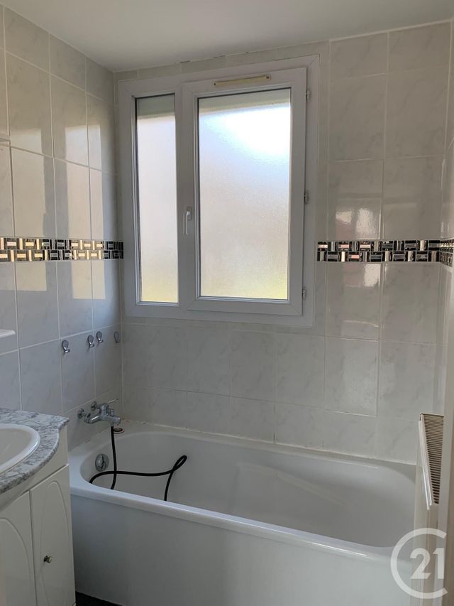 Appartement T4 &agrave; louer - 4 pi&egrave;ces - 65,40 m2 - Corbas - 69 - RHONE-ALPES