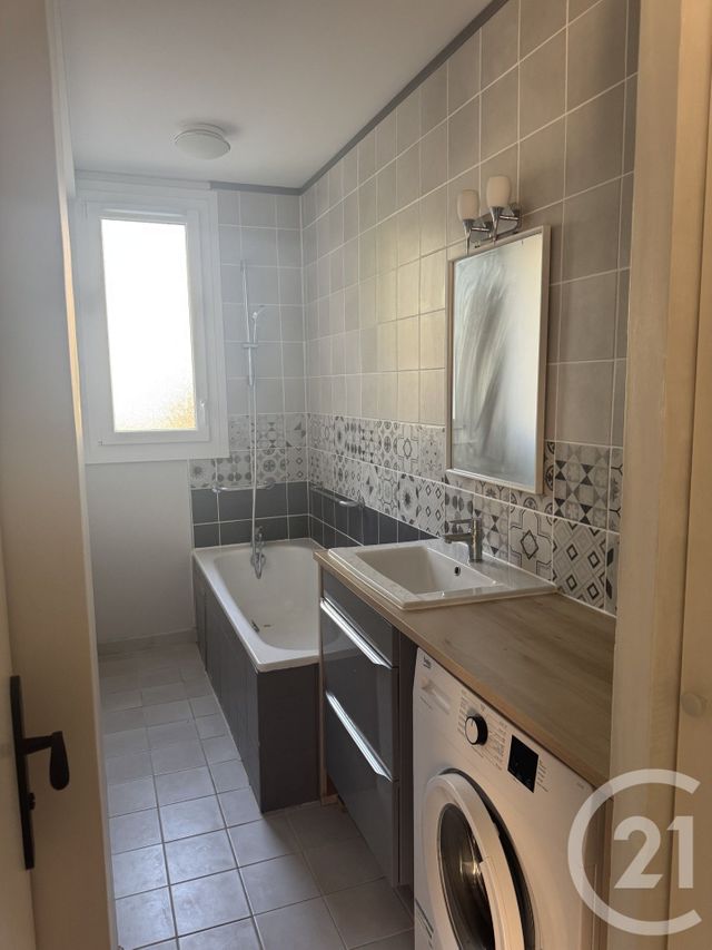 Appartement T3 &agrave; louer - 2 pi&egrave;ces - 60,07 m2 - St Priest - 69 - RHONE-ALPES