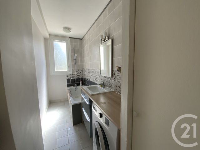 Appartement T3 &agrave; louer - 2 pi&egrave;ces - 60,07 m2 - St Priest - 69 - RHONE-ALPES