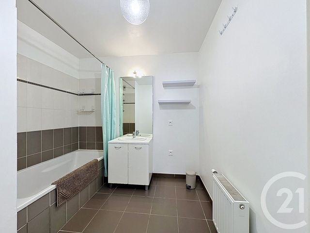 Appartement T3 &agrave; louer - 3 pi&egrave;ces - 65,99 m2 - St Priest - 69 - RHONE-ALPES