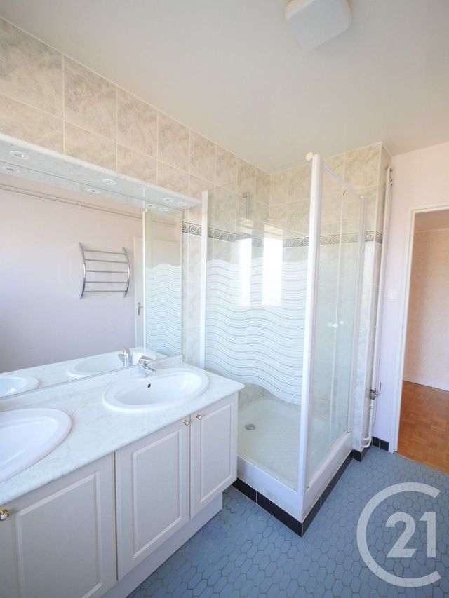 Appartement T4 &agrave; louer - 3 pi&egrave;ces - 80,90 m2 - Gueret - 23 - LIMOUSIN