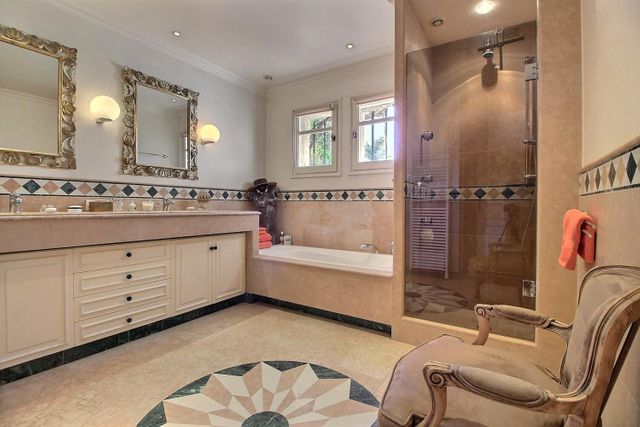 Maison à vendre - 10 pièces - 330 m2 - Chateauneuf Grasse - 06 - PROVENCE-ALPES-COTE-D-AZUR