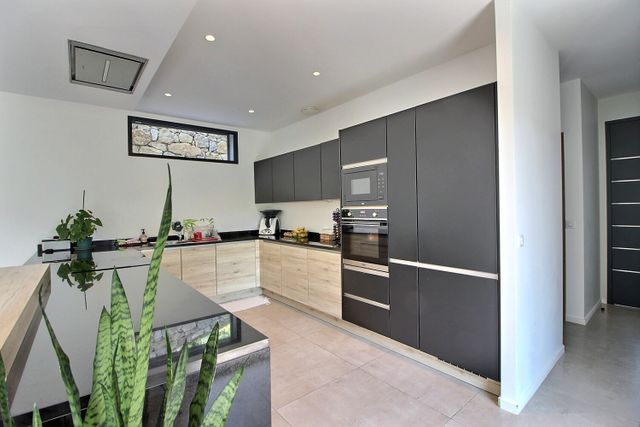 Maison &agrave; vendre - 5 pi&egrave;ces - 205 m2 - Le Rouret - 06 - PROVENCE-ALPES-COTE-D-AZUR