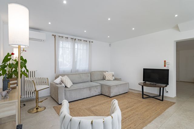 Maison à vendre - 5 pièces - 160 m2 - Le Rouret - 06 - PROVENCE-ALPES-COTE-D-AZUR