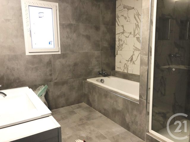 Appartement T4 &agrave; louer - 4 pi&egrave;ces - 110 m2 - La Chapelle De Guinchay - 71 - BOURGOGNE