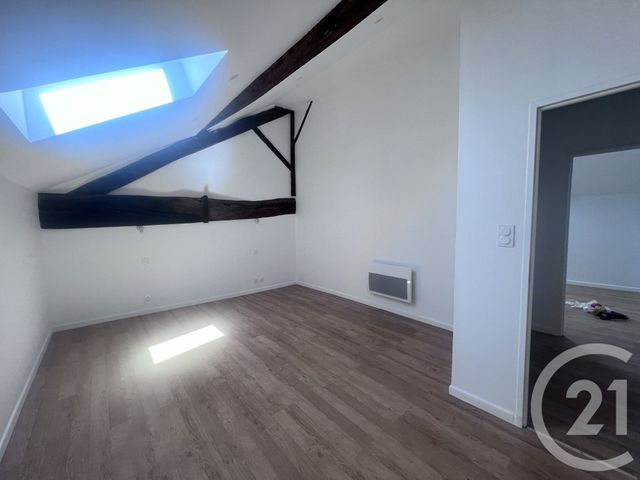 Maison &agrave; louer - 4 pi&egrave;ces - 108 m2 - La Chapelle De Guinchay - 71 - BOURGOGNE