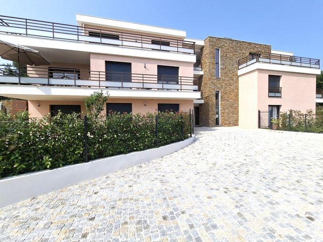 Appartement T4 à vendre - 4 pièces - 98 m2 - St Raphael - 83 - PROVENCE-ALPES-COTE-D-AZUR