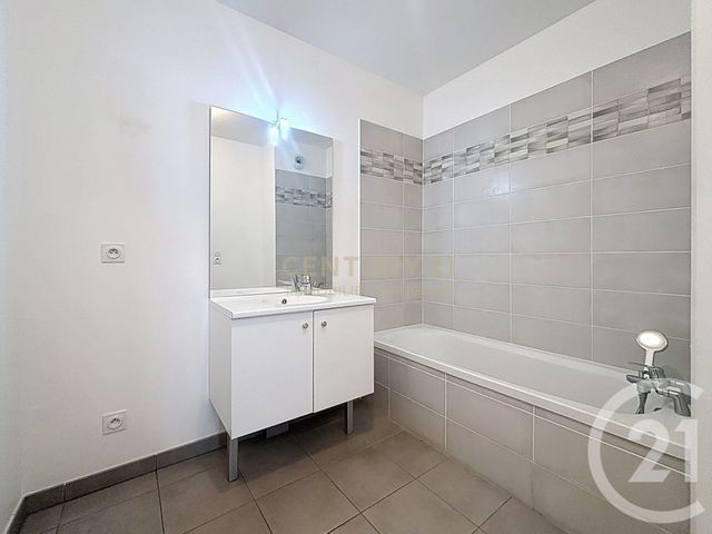 Appartement T3 &agrave; louer - 3 pi&egrave;ces - 68,74 m2 - Bourgoin Jallieu - 38 - RHONE-ALPES