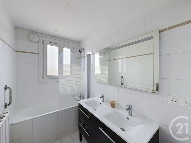 Appartement &agrave; louer - 4 pi&egrave;ces - 83,18 m2 - Le Chesnay - 78 - ILE-DE-FRANCE