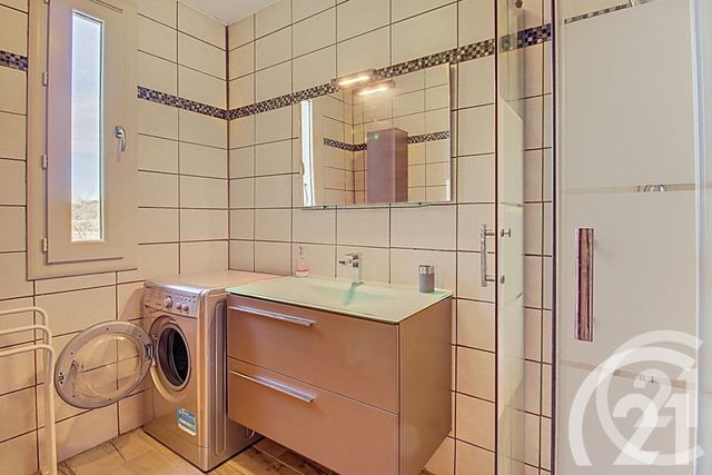 Appartement &agrave; louer - 3 pi&egrave;ces - 72 m2 - Maubec - 84 - PROVENCE-ALPES-COTE-D-AZUR