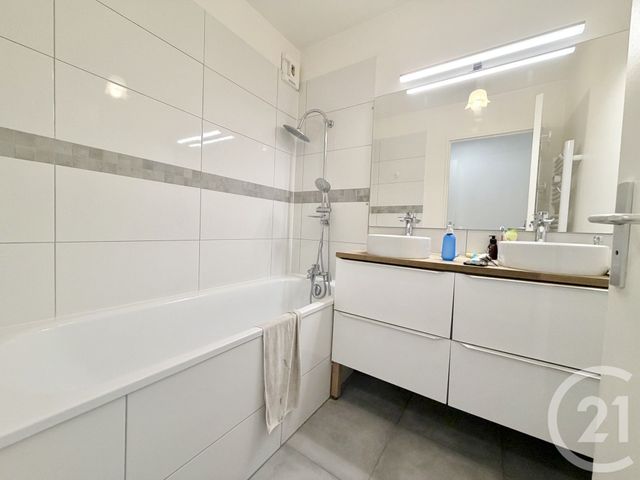 Appartement &agrave; louer - 4 pi&egrave;ces - 82 m2 - Suresnes - 92 - ILE-DE-FRANCE
