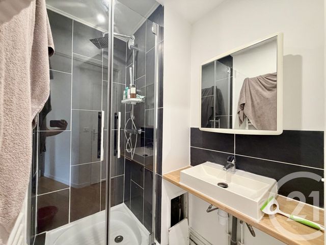 Appartement &agrave; louer - 4 pi&egrave;ces - 82 m2 - Suresnes - 92 - ILE-DE-FRANCE