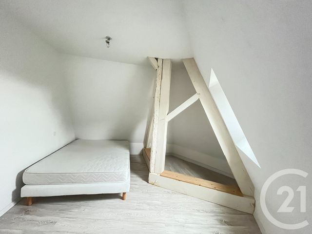 Appartement T3 &agrave; louer - 3 pi&egrave;ces - 80 m2 - Cosse Le Vivien - 53 - PAYS-DE-LOIRE