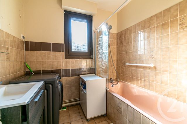 Appartement T3 &agrave; louer - 3 pi&egrave;ces - 76,32 m2 - Laval - 53 - PAYS-DE-LOIRE