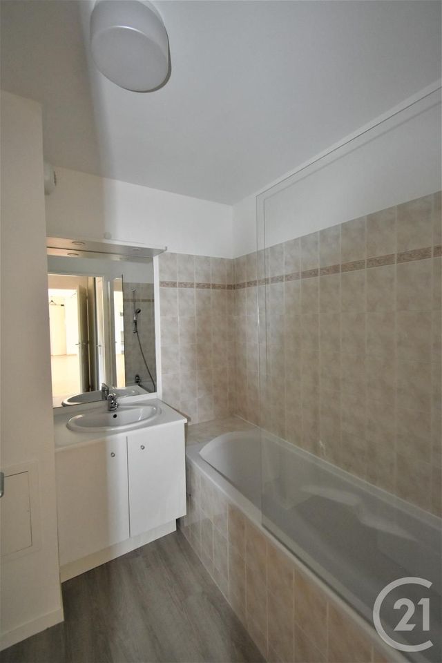 Appartement F3 &agrave; louer - 3 pi&egrave;ces - 64,99 m2 - Laval - 53 - PAYS-DE-LOIRE