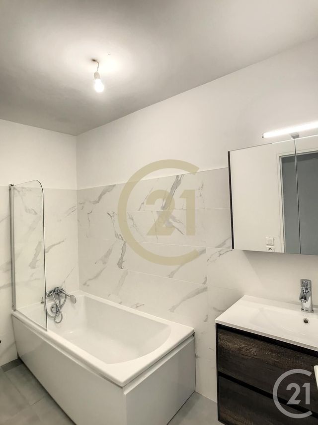 Appartement F3 &agrave; louer - 3 pi&egrave;ces - 86,92 m2 - Remoulins - 30 - LANGUEDOC-ROUSSILLON