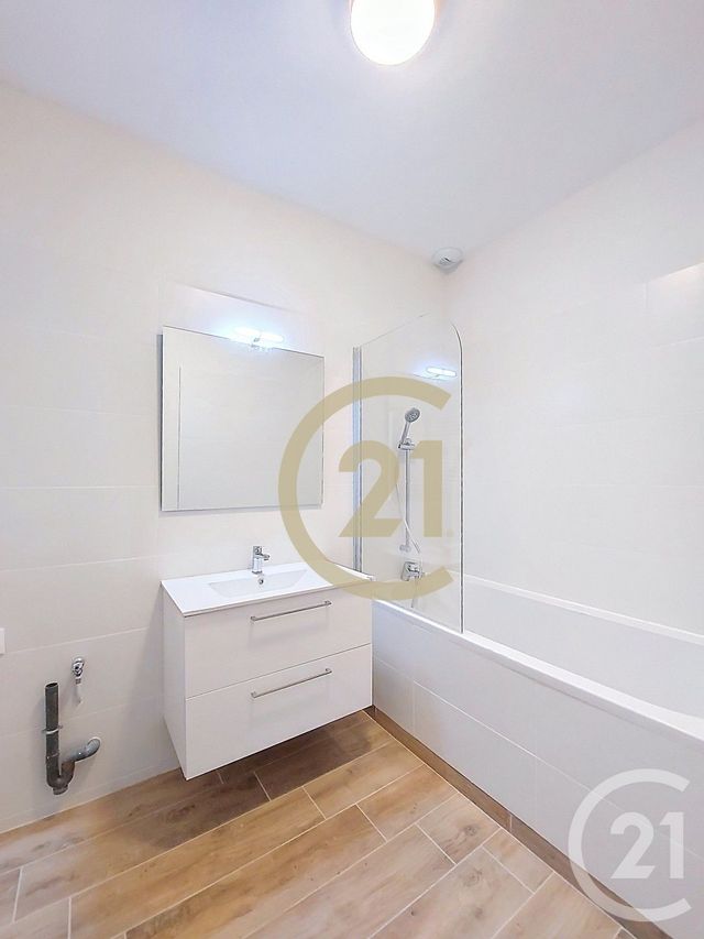 Appartement F4 &agrave; louer - 4 pi&egrave;ces - 99,26 m2 - Remoulins - 30 - LANGUEDOC-ROUSSILLON