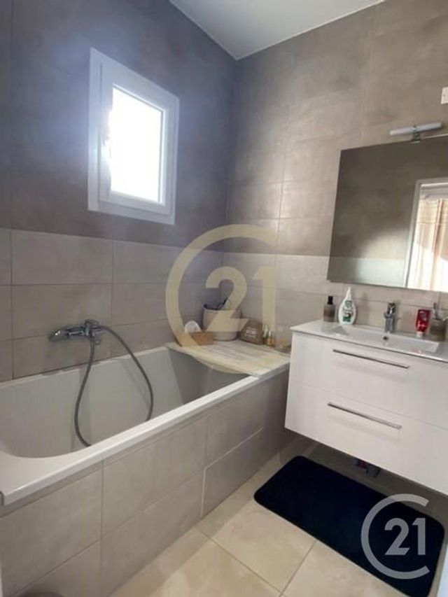 Maison &agrave; louer - 4 pi&egrave;ces - 95,47 m2 - Remoulins - 30 - LANGUEDOC-ROUSSILLON
