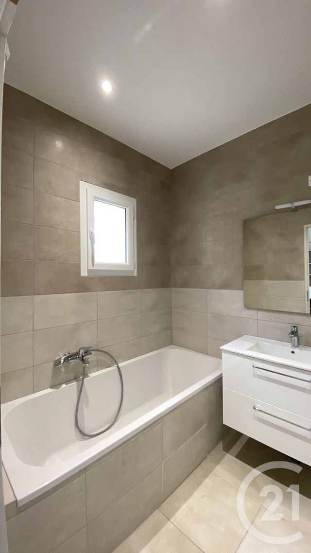 Maison &agrave; louer - 4 pi&egrave;ces - 95,47 m2 - Remoulins - 30 - LANGUEDOC-ROUSSILLON