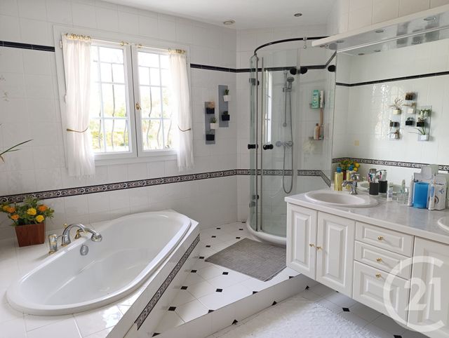 Maison à vendre - 5 pièces - 142 m2 - Croix Chapeau - 17 - POITOU-CHARENTES