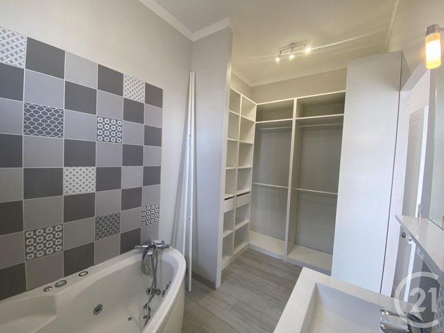 Maison &agrave; louer - 6 pi&egrave;ces - 177,80 m2 - La Rochelle - 17 - POITOU-CHARENTES