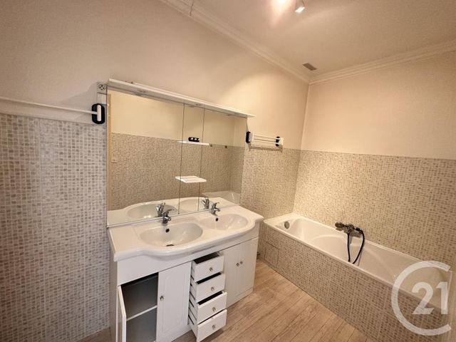Appartement T3 &agrave; louer - 3 pi&egrave;ces - 68,20 m2 - Rochefort - 17 - POITOU-CHARENTES