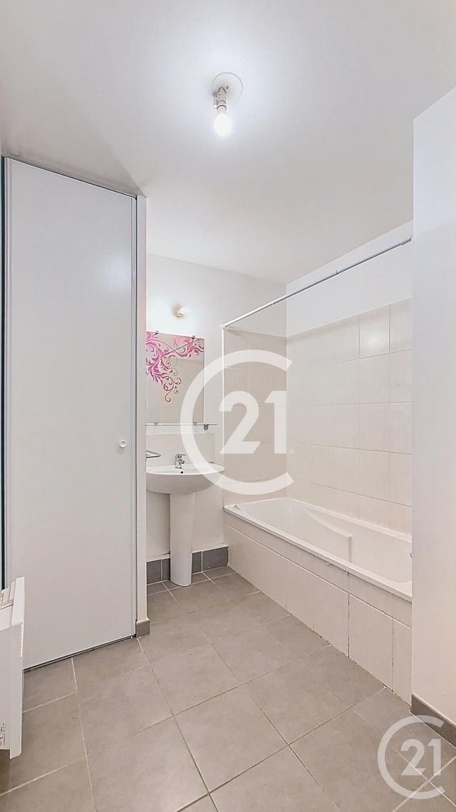 Appartement F4 &agrave; louer - 4 pi&egrave;ces - 89,79 m2 - St Martin De Crau - 13 - PROVENCE-ALPES-COTE-D-AZUR