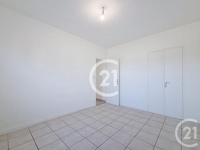 Appartement T3 &agrave; louer - 3 pi&egrave;ces - 68,98 m2 - Arles - 13 - PROVENCE-ALPES-COTE-D-AZUR