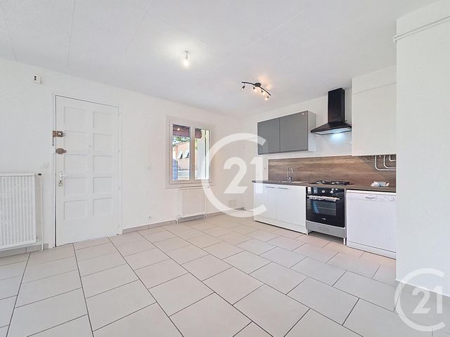 Appartement T3 &agrave; louer - 3 pi&egrave;ces - 68,98 m2 - Arles - 13 - PROVENCE-ALPES-COTE-D-AZUR