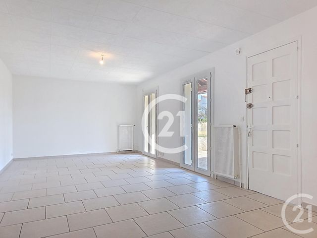 Appartement T3 &agrave; louer - 3 pi&egrave;ces - 68,98 m2 - Arles - 13 - PROVENCE-ALPES-COTE-D-AZUR