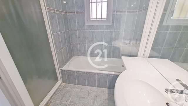 Appartement T3 &agrave; louer - 3 pi&egrave;ces - 77,19 m2 - St Martin De Crau - 13 - PROVENCE-ALPES-COTE-D-AZUR