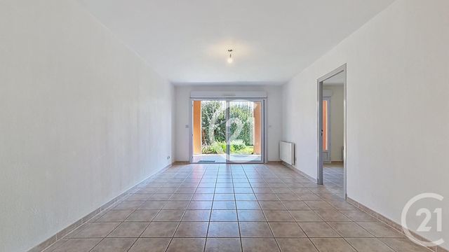 Appartement T3 &agrave; louer - 3 pi&egrave;ces - 77,19 m2 - St Martin De Crau - 13 - PROVENCE-ALPES-COTE-D-AZUR