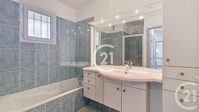 Appartement T3 &agrave; louer - 3 pi&egrave;ces - 77,19 m2 - St Martin De Crau - 13 - PROVENCE-ALPES-COTE-D-AZUR