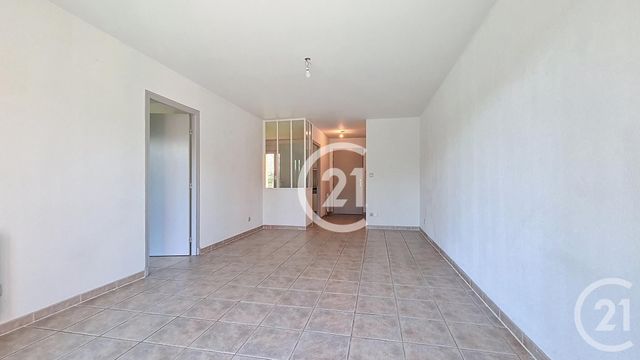 Appartement T3 &agrave; louer - 3 pi&egrave;ces - 77,19 m2 - St Martin De Crau - 13 - PROVENCE-ALPES-COTE-D-AZUR