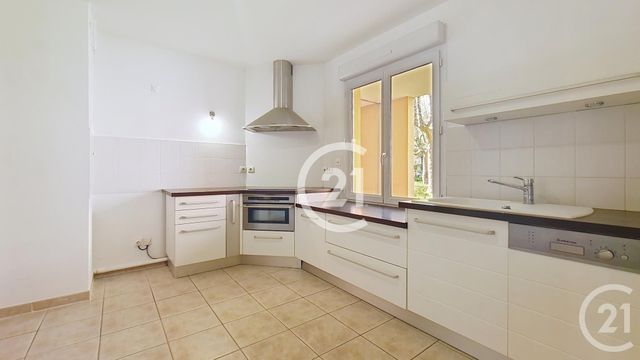 Appartement T3 &agrave; louer - 3 pi&egrave;ces - 77,19 m2 - St Martin De Crau - 13 - PROVENCE-ALPES-COTE-D-AZUR