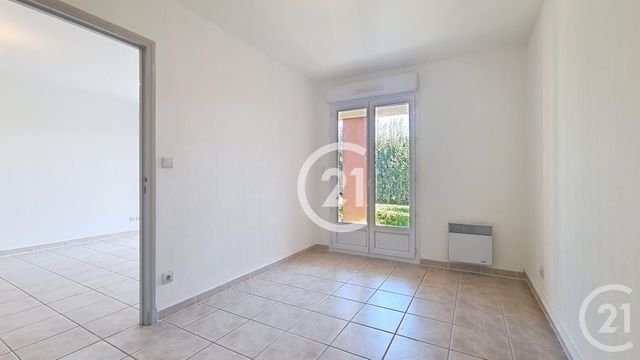 Appartement T3 &agrave; louer - 3 pi&egrave;ces - 77,19 m2 - St Martin De Crau - 13 - PROVENCE-ALPES-COTE-D-AZUR
