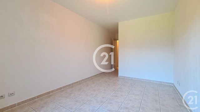Appartement T3 &agrave; louer - 3 pi&egrave;ces - 77,19 m2 - St Martin De Crau - 13 - PROVENCE-ALPES-COTE-D-AZUR